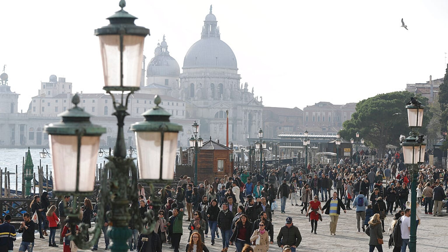 Visitantes en el centro de Venecia, Italia (archivo 2026)