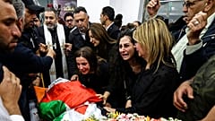 Trauer um die Journalistin am 13. Mai in Ramallah vor dem Al-Dschasira-Büro