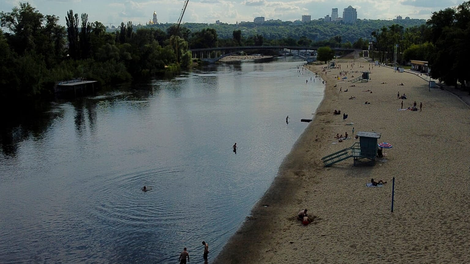 Ein Stadtstrand am Dnjepr in Kiew am 9. Juni 2022