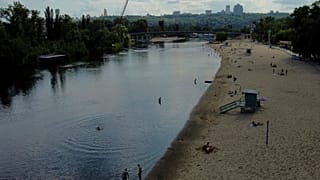 Ein Stadtstrand am Dnjepr in Kiew am 9. Juni 2022