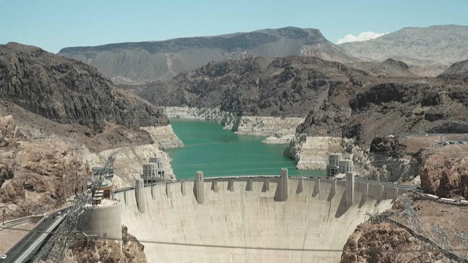 La presa Hoover y el marcador del "anillo de la bañera" se ven en los acantilados del lago Mead, Nevada, Estados Unidos, 28/6/2022