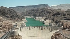 La presa Hoover y el marcador del "anillo de la bañera" se ven en los acantilados del lago Mead, Nevada, Estados Unidos, 28/6/2022