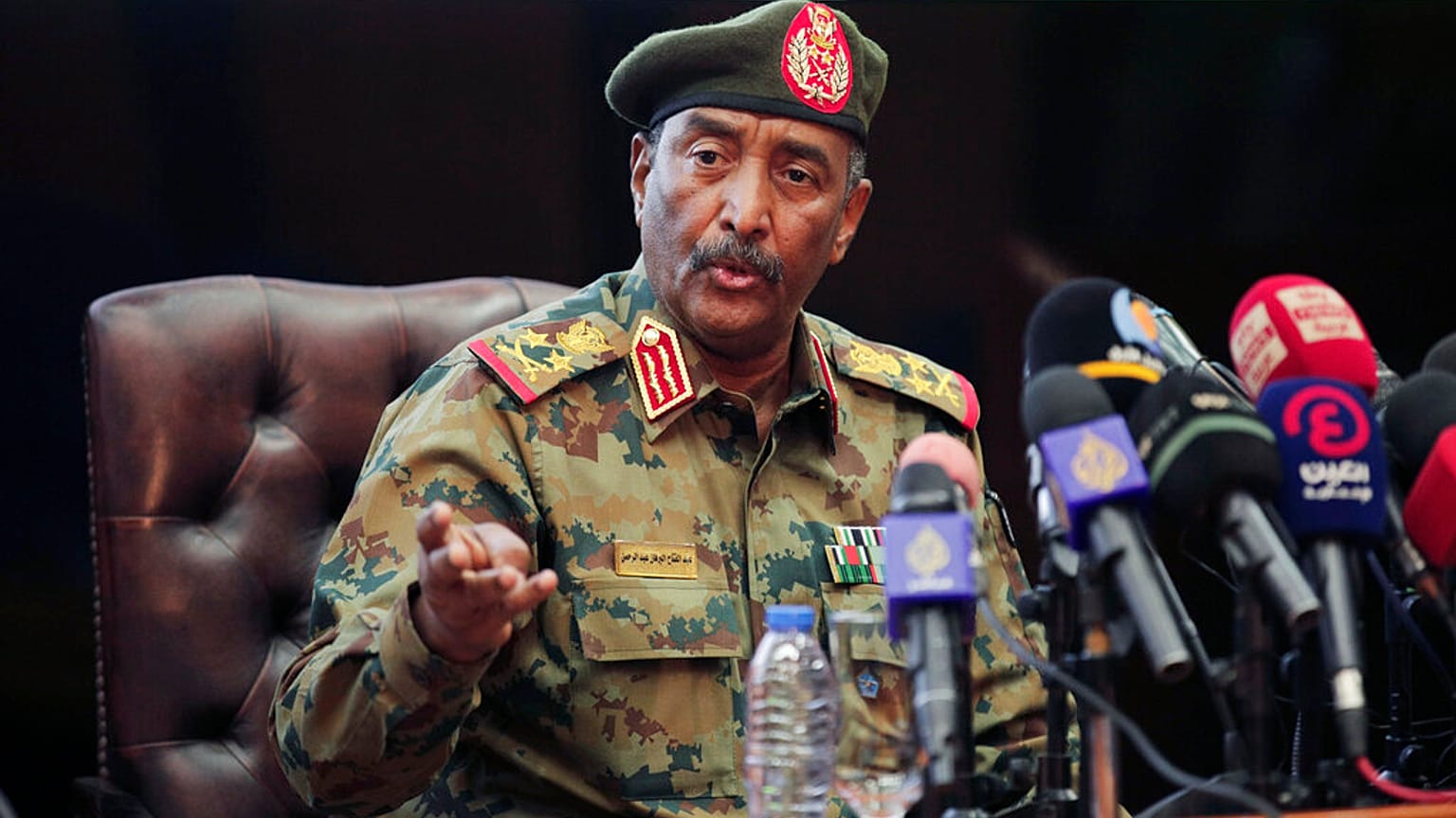 Le chef des forces armées soudanaises, le général Abdel-Fattah Burhan, lors d'une conférence de presse, à Khartoum, au Soudan, le 26 octobre 2021. 