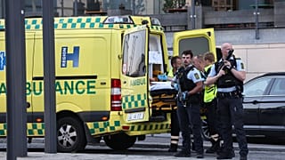 Rendőrök és mentőautó a kiürített Fields bevásárlóközpont előtt