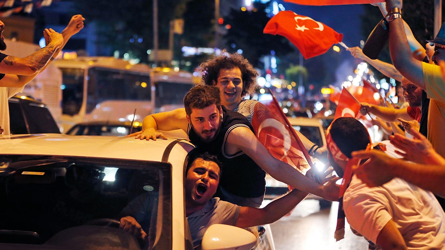İBB seçim sonuçlarının açıklanmasının ardından kutlama yapan vatandaşlar (arşiv) 