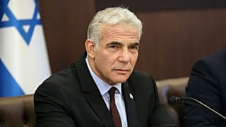 یائیر لاپید نخست وزیر اسرائیل راهی فرانسه شد تا در خصوص برنامه هستهای ایران و حزب الله لبنان با مقامات پاریس گفتگو کند.
