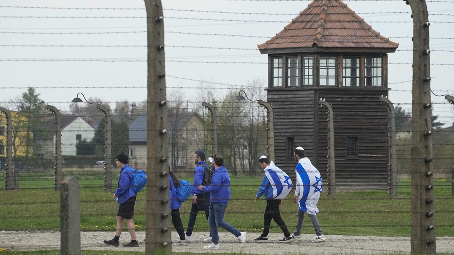 Izraeli látogatók az auschwitzi lágermúzeum területén
