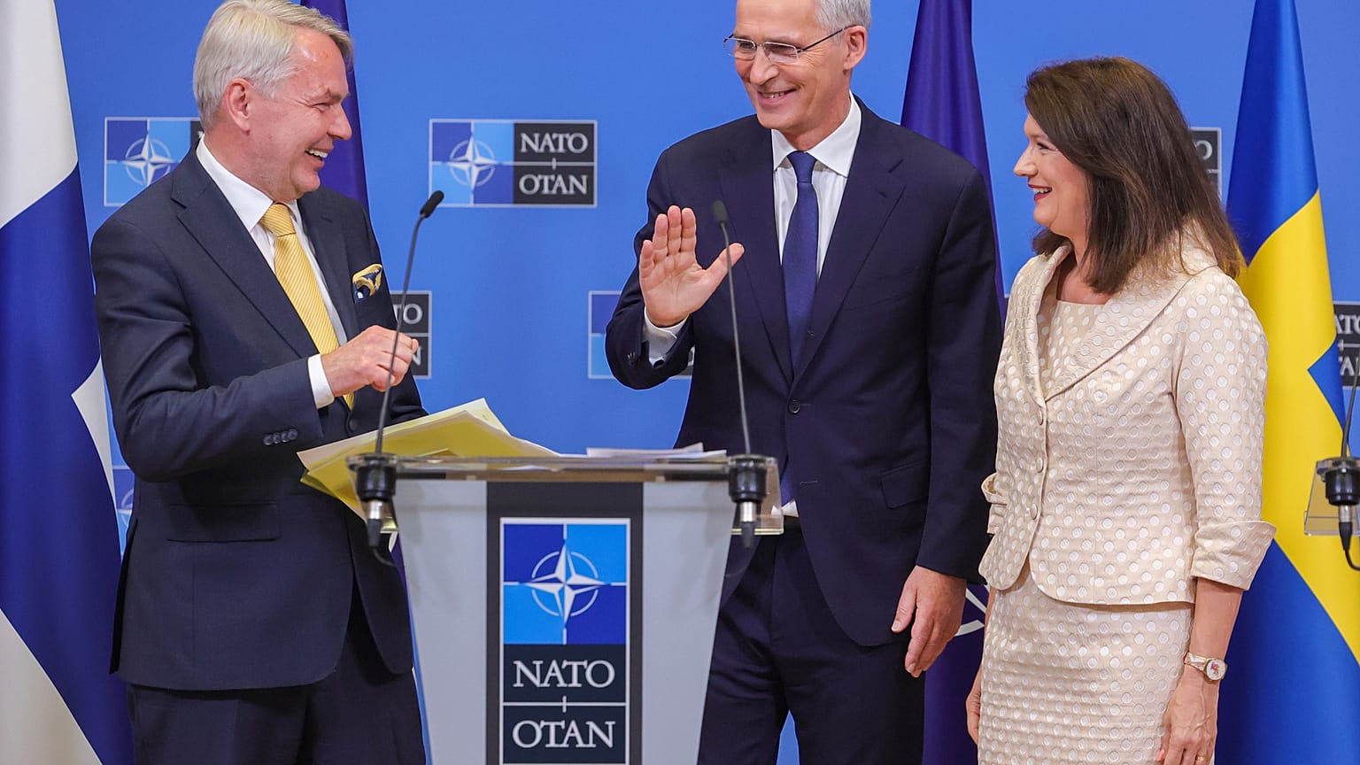 Le secrétaire général de l'OTAN entouré du ministre finlandais (à gauche et de la ministre suédoise (à droite) des Affaries étrangères