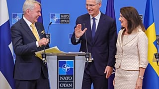 Le secrétaire général de l'OTAN entouré du ministre finlandais (à gauche et de la ministre suédoise (à droite) des Affaries étrangères