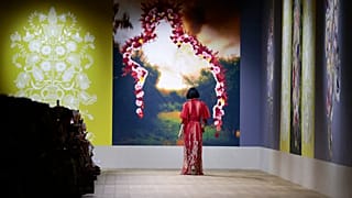 Model vor einem großformatigen Gemälde von Olesia Trofymenko bei der Dior-Schau in Paris