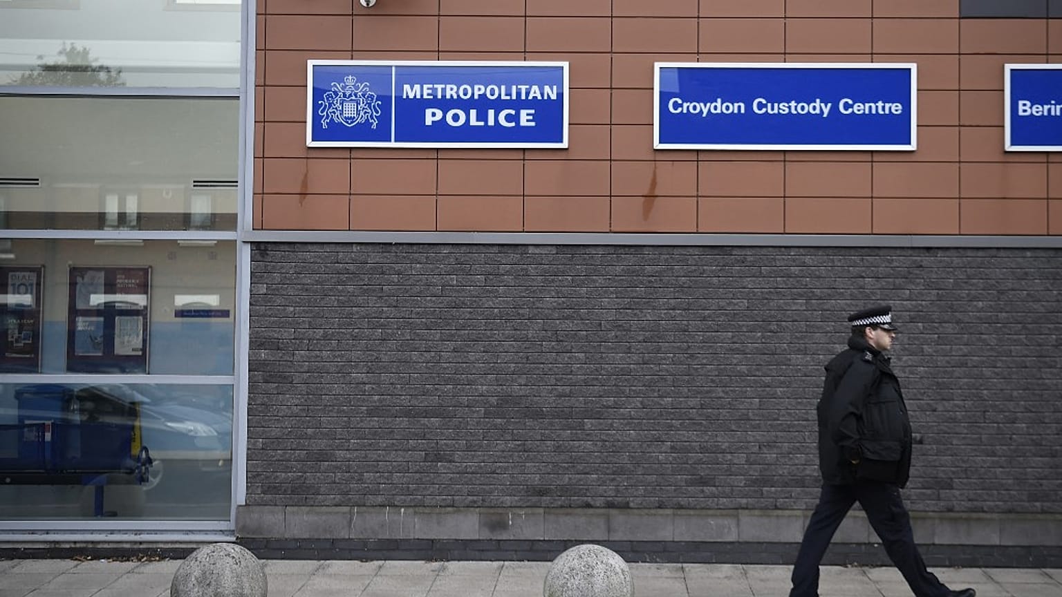 Symbolbild: Ein Revier der Met Police in London, wo in der Nacht ein Fußballprofi festgenommen wurde, dem Vergewaltigung vorgeworfen wird.