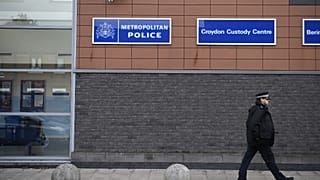 Symbolbild: Ein Revier der Met Police in London, wo in der Nacht ein Fußballprofi festgenommen wurde, dem Vergewaltigung vorgeworfen wird.