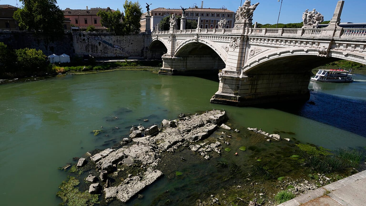 Der trockene Tiber legt in Rom Ruinen der Brücke von Nero frei - Flusspegel in viele Flüssen in Norditalien sind extrem niedrig.