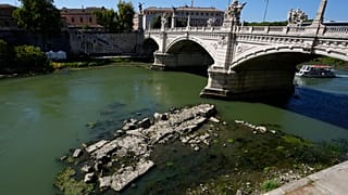 Der trockene Tiber legt in Rom Ruinen der Brücke von Nero frei - Flusspegel in viele Flüssen in Norditalien sind extrem niedrig.