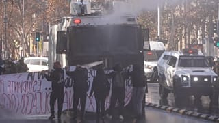 لجأت الشرطة إلى تفريق المتظاهرين بخراطيم المياه 