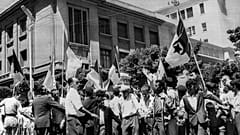 Des Algériens devant l'université d'Alger qui célèbrent le résultat du referendum qui ouvre la voie à l'indépendance de leur pays, 2 juillet 1962.