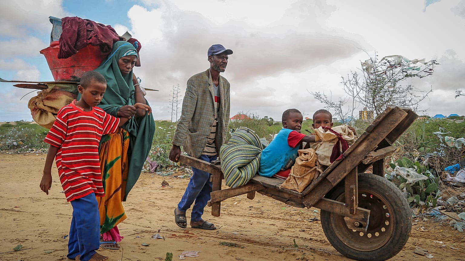 Kuraklığın vurduğu Somali'nin farklı bölgelerinden kaçıp başkent Mogadişu dışında kurulan kamplara gelen aileler