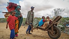 Kuraklığın vurduğu Somali'nin farklı bölgelerinden kaçıp başkent Mogadişu dışında kurulan kamplara gelen aileler