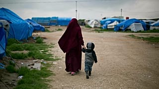 Ezen a 2019 februárjánban készült képen a belga állampolgárságú Samira, aki egy francia IS-taghoz ment feleségül, gyermekével sétál az Al Roj táborban
