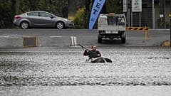 In Windsor, einem Vorort von Sydney, bewegt sich ein Mann auf einer überschwemmten Straße in einem Boot fort