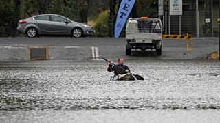 In Windsor, einem Vorort von Sydney, bewegt sich ein Mann auf einer überschwemmten Straße in einem Boot fort