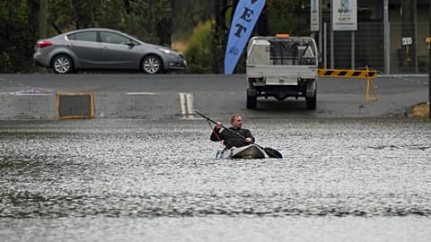 In Windsor, einem Vorort von Sydney, bewegt sich ein Mann auf einer überschwemmten Straße in einem Boot fort