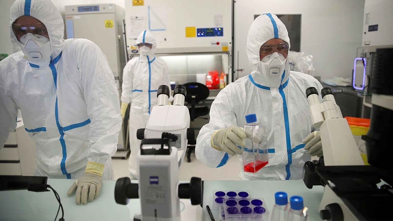 Laboratóriumi dolgozók Franciaországban