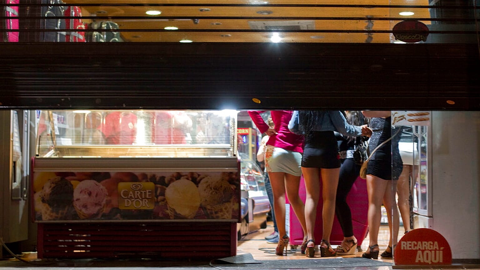 Prostituáltak rejtőzködnek a rendőrök elől a madridi Puerta del Sol téren található boltban