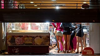 Prostituáltak rejtőzködnek a rendőrök elől a madridi Puerta del Sol téren található boltban