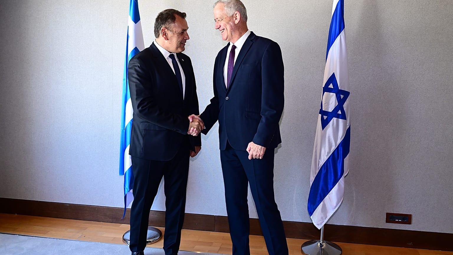 ΧΕΙΡΑΨΙΑ ΤΩΝ ΔΥΟ ΥΠΟΥΡΓΩΝ
