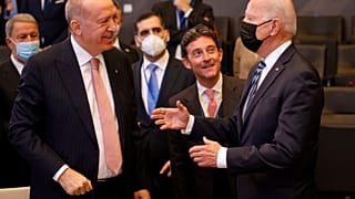 ΕΙΚΟΝΑ ΑΡΧΕΙΟΥ: ΕΡΝΤΟΓΑΝ ΚΑΙ ΜΠΑΪΝΤΕΝ