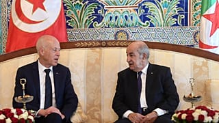 الرئيس الرئيس الجزائري عبد المجيد تبون رفقة الرئيس التونسي قيس سعيد.