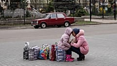 Une mère et sa fille attendent un bus pour fuir la ville de Sloviansk, dans la région de Donetsk, 16 avril 2022. 