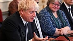El primer ministro británico, Boris Johnson, habla al inicio de una reunión del gabinete, Londres, el martes 5 de julio de 2022. 
