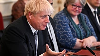 El primer ministro británico, Boris Johnson, habla al inicio de una reunión del gabinete, Londres, el martes 5 de julio de 2022.