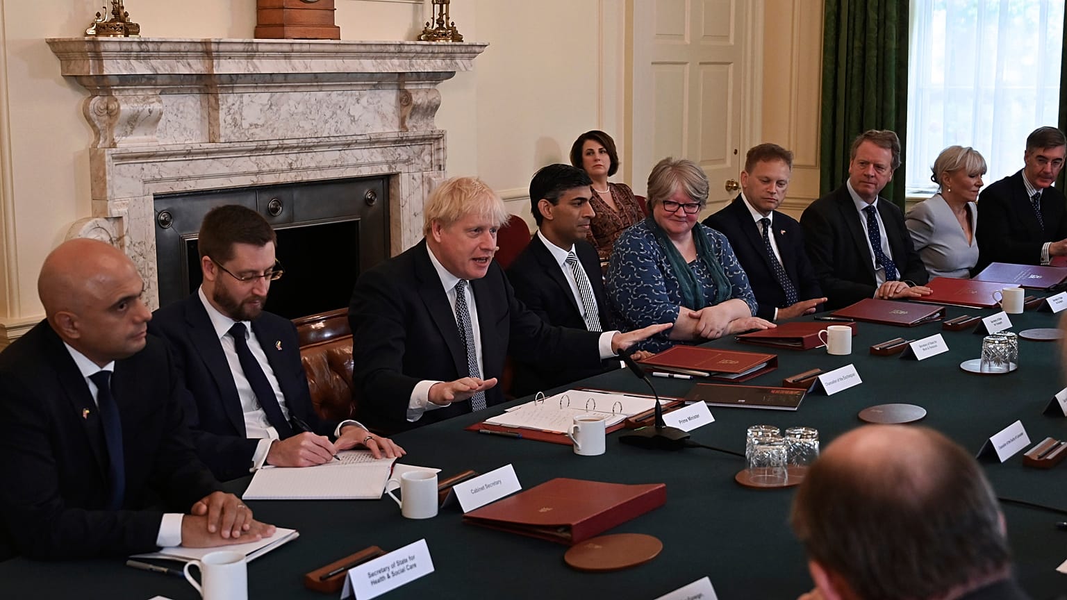 Boris Johnson bal oldalán Rishi Sunakkal a kép jobb szélén Sajid Javiddal egy kormányülésen