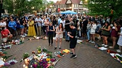 Im Zentrum von Highland Park wurde eine provisorische Gedenkstätte eingerichtet