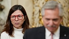 El presidente Alberto Fernández y la nueva ministra de Economía, Silvina Batakis, tras la ceremonia de juramento de Batakis en Buenos Aires, el lunes 4 de julio de 2022.