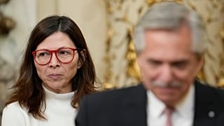 El presidente Alberto Fernández y la nueva ministra de Economía, Silvina Batakis, tras la ceremonia de juramento de Batakis en Buenos Aires, el lunes 4 de julio de 2022.