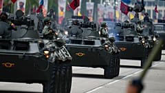 Vehículos blindados del ejército participan en un desfile que marca el Día de la Independencia en Caracas, Venezuela, el martes 5 de julio de 2022