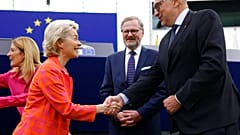EU-Kommissionspräsidentin Ursula von der Leyen mit dem tschechischen Minister für europäische Angelegenheiten Mikulas Bek und Tschechiens Ministerpräsident Petr Fiala