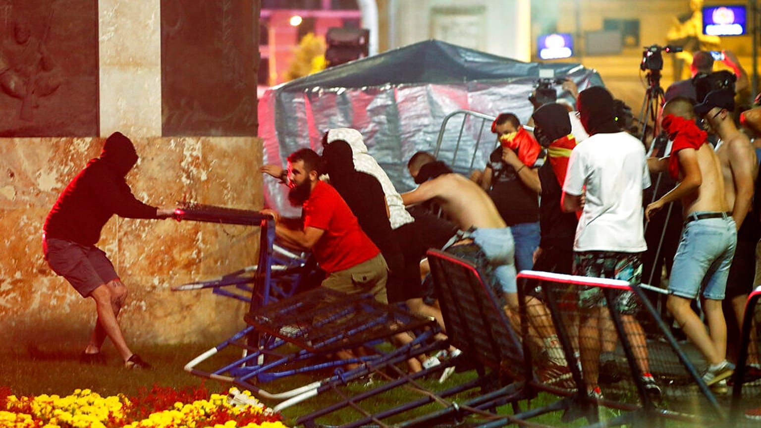 Σοβαρά επιεσόδια έξω από το Κοινοβούλιο στα Σκόπια