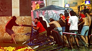 Σοβαρά επιεσόδια έξω από το Κοινοβούλιο στα Σκόπια