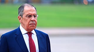 Министр иностранных дел России Сергей Лавров перед мавзолеем Хо Ши Мина в Ханое, 6 июля 2022 г.