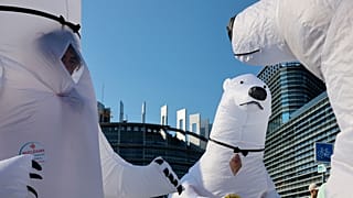 Ativistas antinuclear em protesto diante do Parlamento Europeu em Estrasburgo