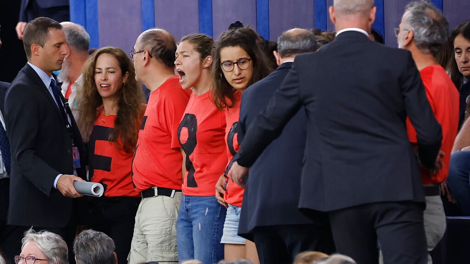 Activistas se manifiestan mientras los legisladores europeos votan el plan de la Comisión Europea sobre energía en el Parlamento Europeo