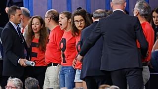 Activistas se manifiestan mientras los legisladores europeos votan el plan de la Comisión Europea sobre energía en el Parlamento Europeo