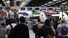 Des voyageurs attendent leur train à Gare de Lyon à Paris le mercredi 6 juillet 2022. 
