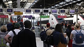 Des voyageurs attendent leur train à Gare de Lyon à Paris le mercredi 6 juillet 2022.