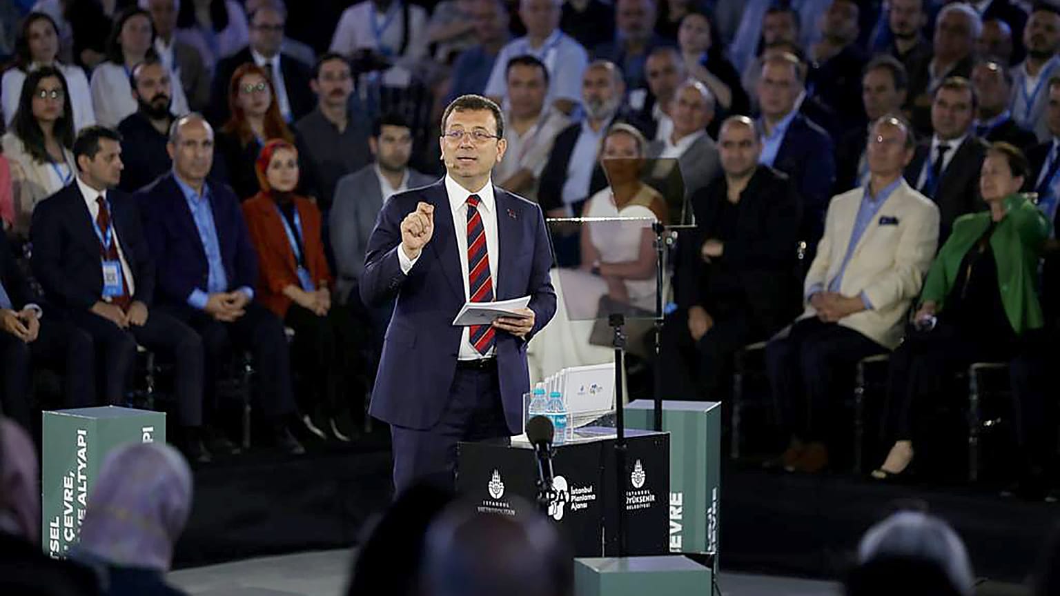 İBB Başkanı Ekrem İmamoğlu İstanbul Vizyon 2050 Strateji Belgesi'ni açıkladığı konuşmada yabancı temsilcilerle görüşmelerin izne bağlanmasına tepki gösterdi